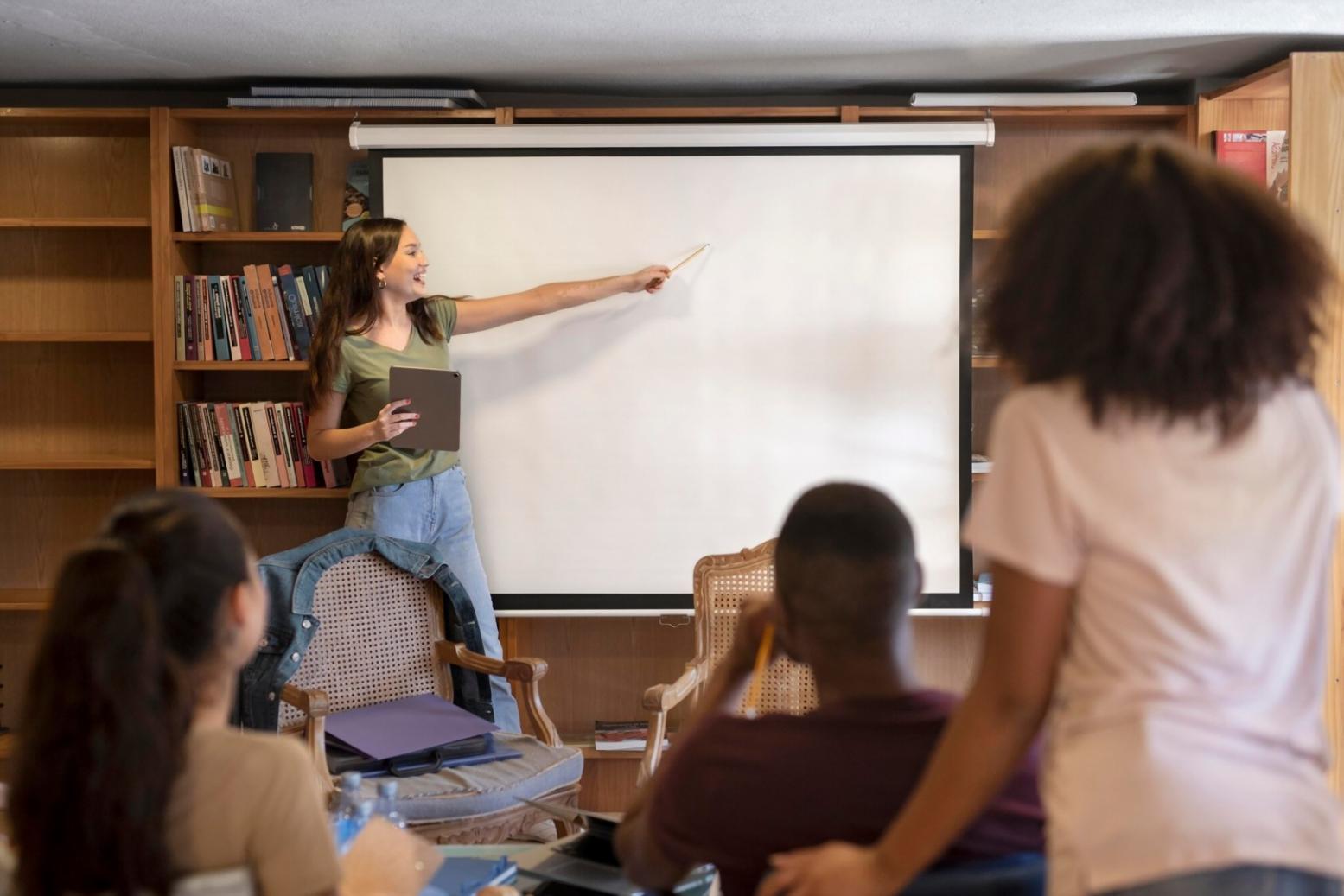 Ментор пояснює студенту стратегію оптимізації рекламної кампанії