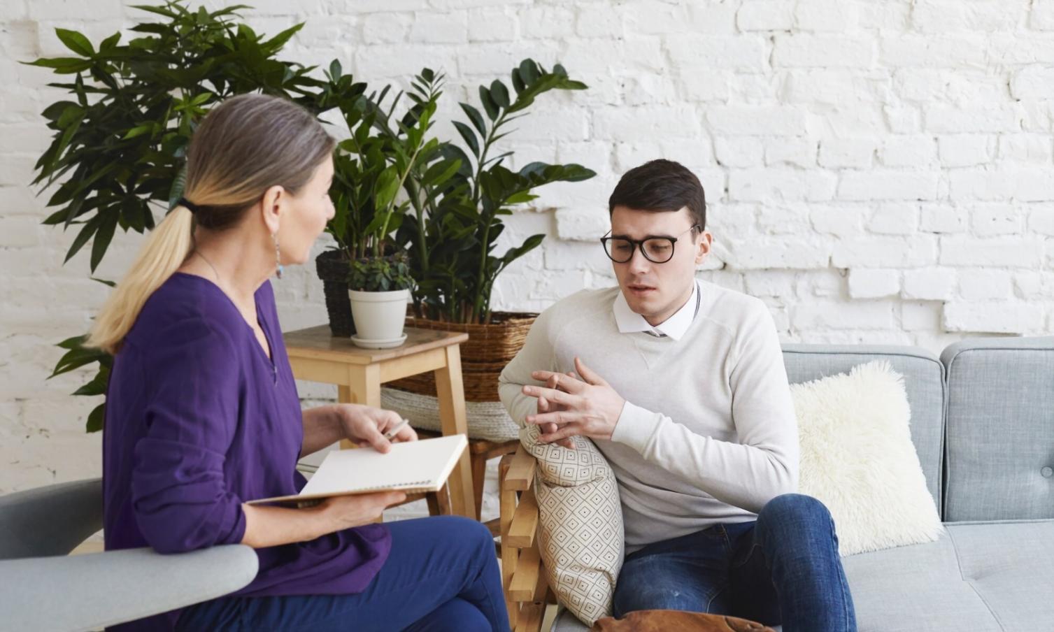 Викладач проводить практичне заняття з цифрового маркетингу