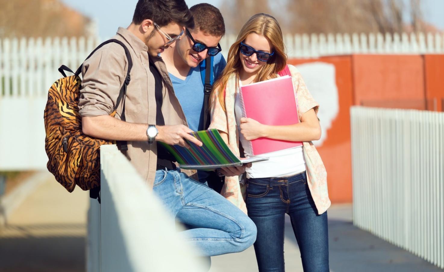 Команда спеціалістів працює над цифровими маркетинговими проектами