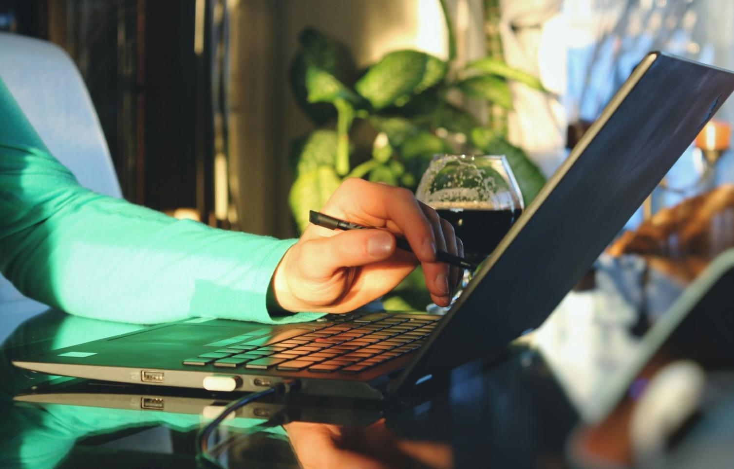 Студент аналізує результати рекламної кампанії в Facebook Ads Manager